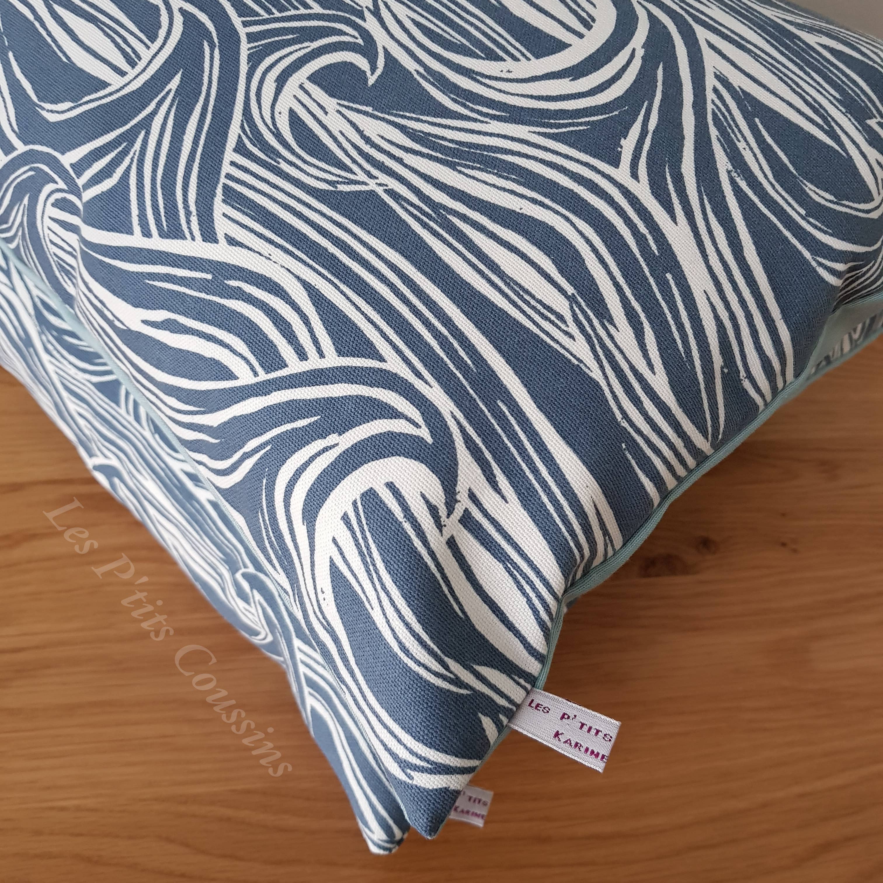 Les P'tits Coussins – wholesale Dekorativ kudde – Kudde med marina vågmönster i blått och vitt5