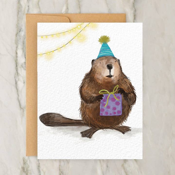 Bever met verjaardagshoed en cadeau 4x5" wenskaart voor wholesale door Hudson Illustration Co - About Town Co