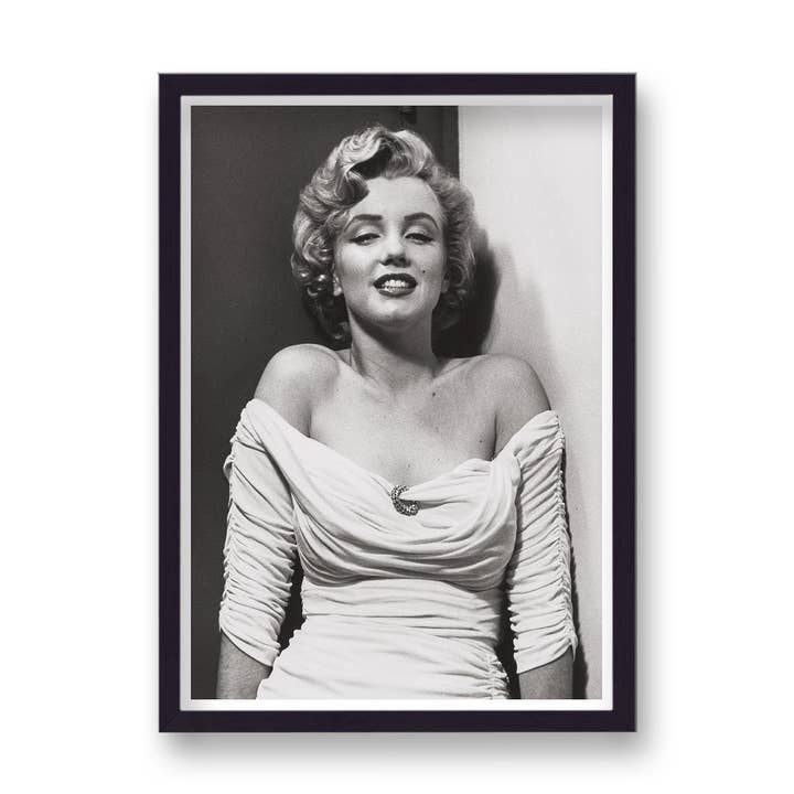 Marilyn Monroe verleidelijke pose laag uitgesneden witte jurk van dichtbij voor wholesale door Gallery Print and Art