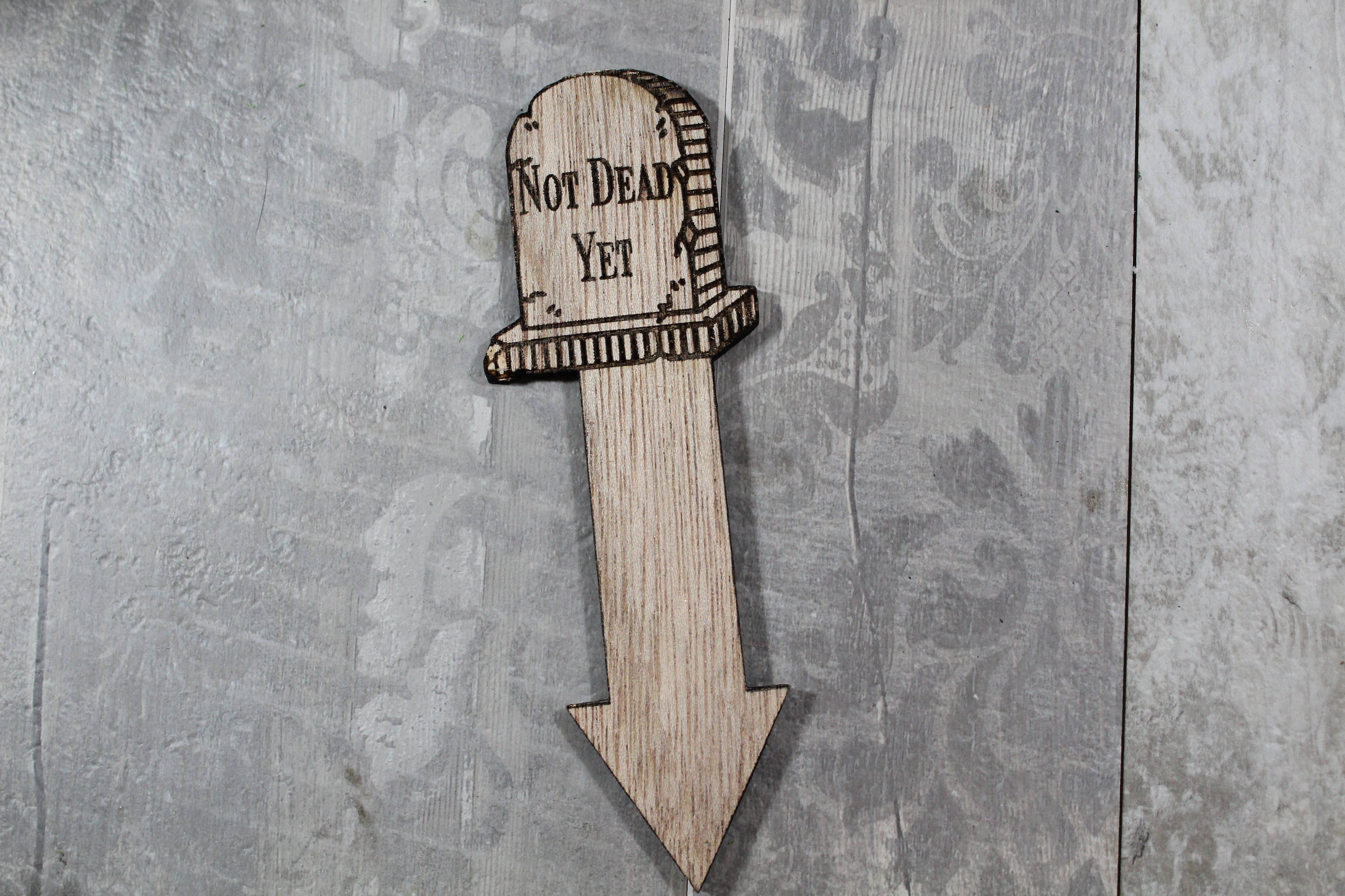 Raven Design – Großhandel Pfosten/Pfähle – Literally Dying — Gotischer Pflanzenpfahl aus Holz, 4-teiliges Set6