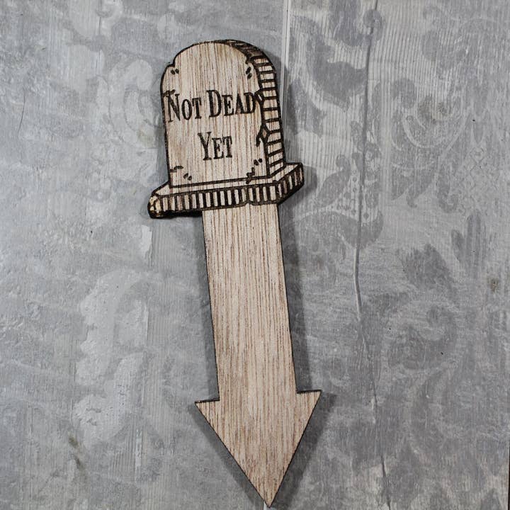 Raven Design – Großhandel Pfosten/Pfähle – Literally Dying — Gotischer Pflanzenpfahl aus Holz, 4-teiliges Set6