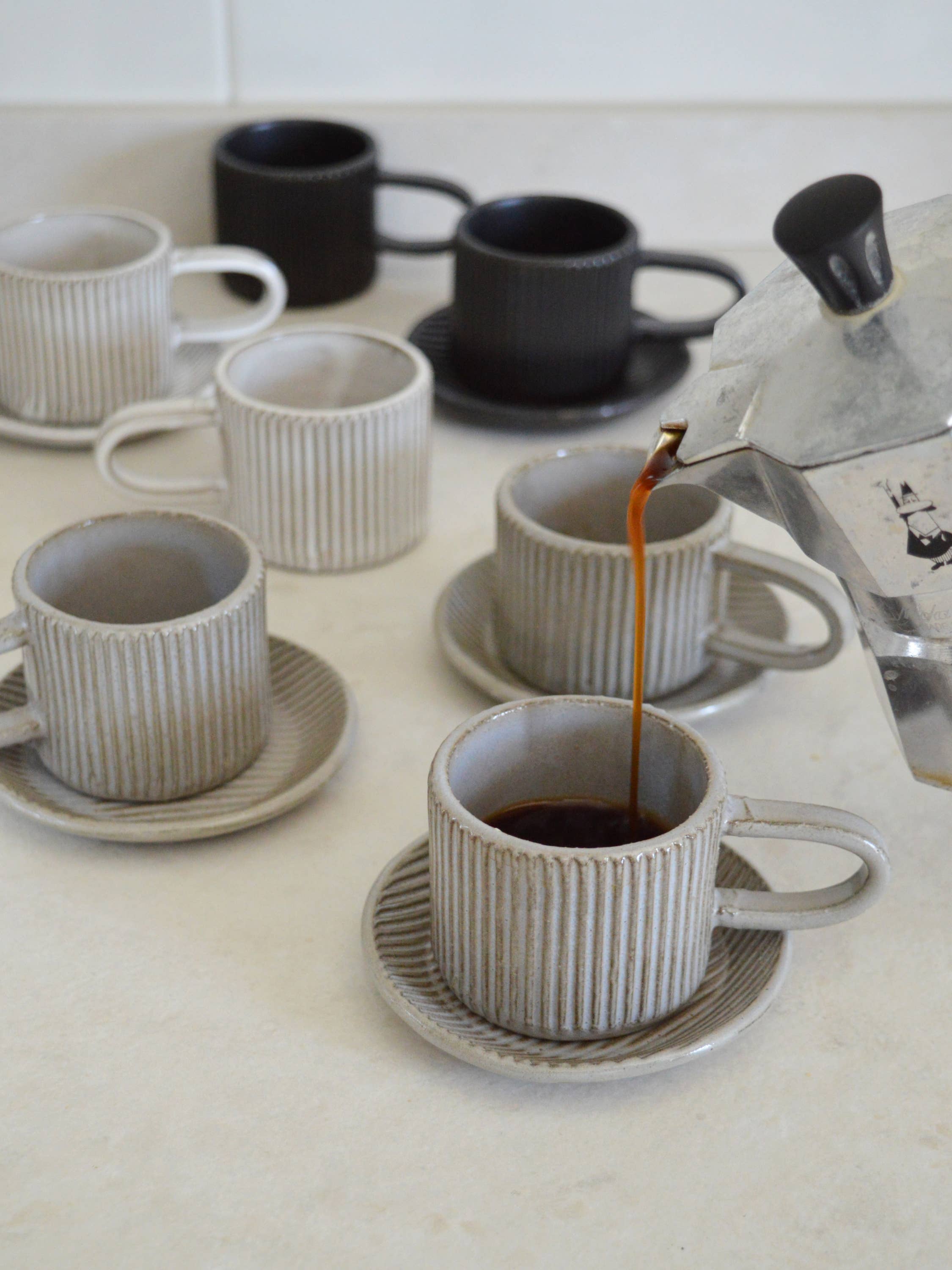 Karolina Bednorz Ceramics - Venta al por mayor Taza de café/té - Set de taza y plato de espresso Millerighe - Caja de regalo para dos4
