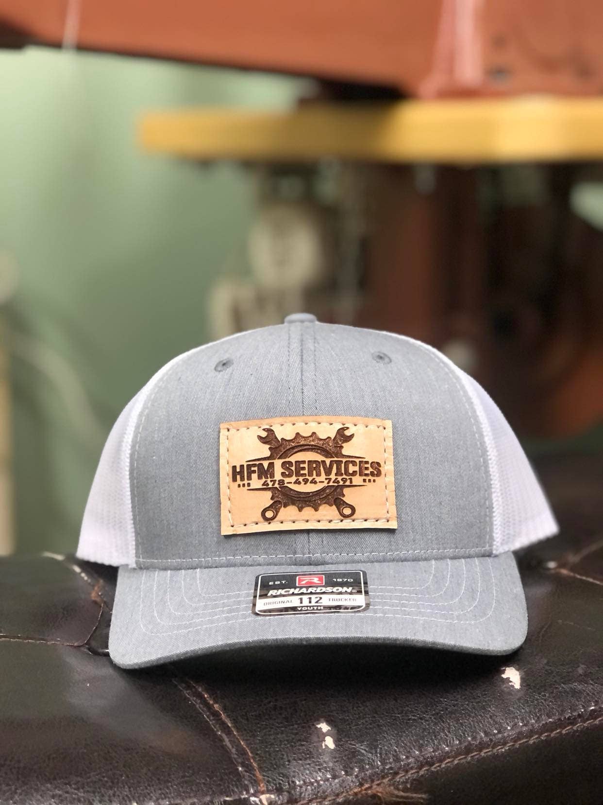 Rafter B Leather – Großhandel Trucker-Cap – Unisex – Kundenspezifische Hüte mit Lederaufnäher (12 Hüte)2