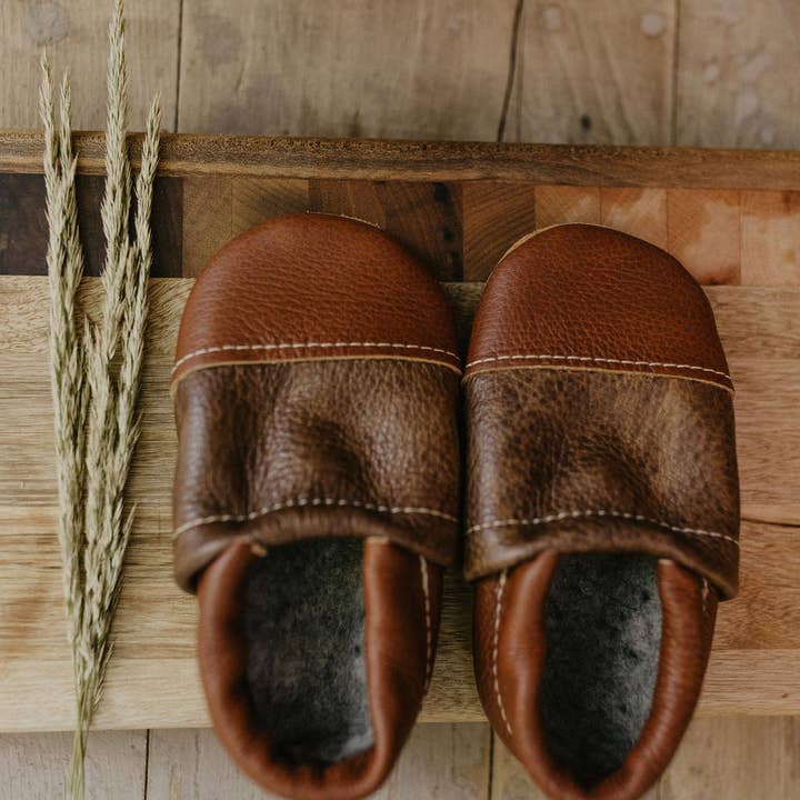Mocassins bicolores Chestnut/Tumbleweed pour bébés et tout-petits pour la vente par Starry Knight Design