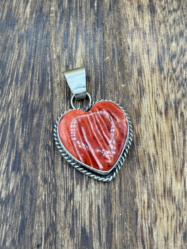 Navajo handgjord hängsmycke i sterlingsilver med röd spiny oyster-skal i hjärtform för wholesale av Native City Jewelry