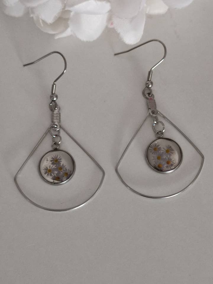 RESIN DAISY FAN EARRINGS for wholesale by catsplatayresina