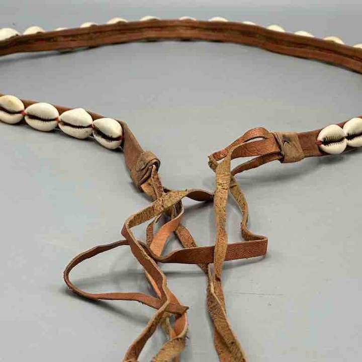 The Niger Bend – Großhandel Gürtel – Damen – Schmaler afrikanischer Krawattenverschluss aus echtem Kaurimuschelleder14