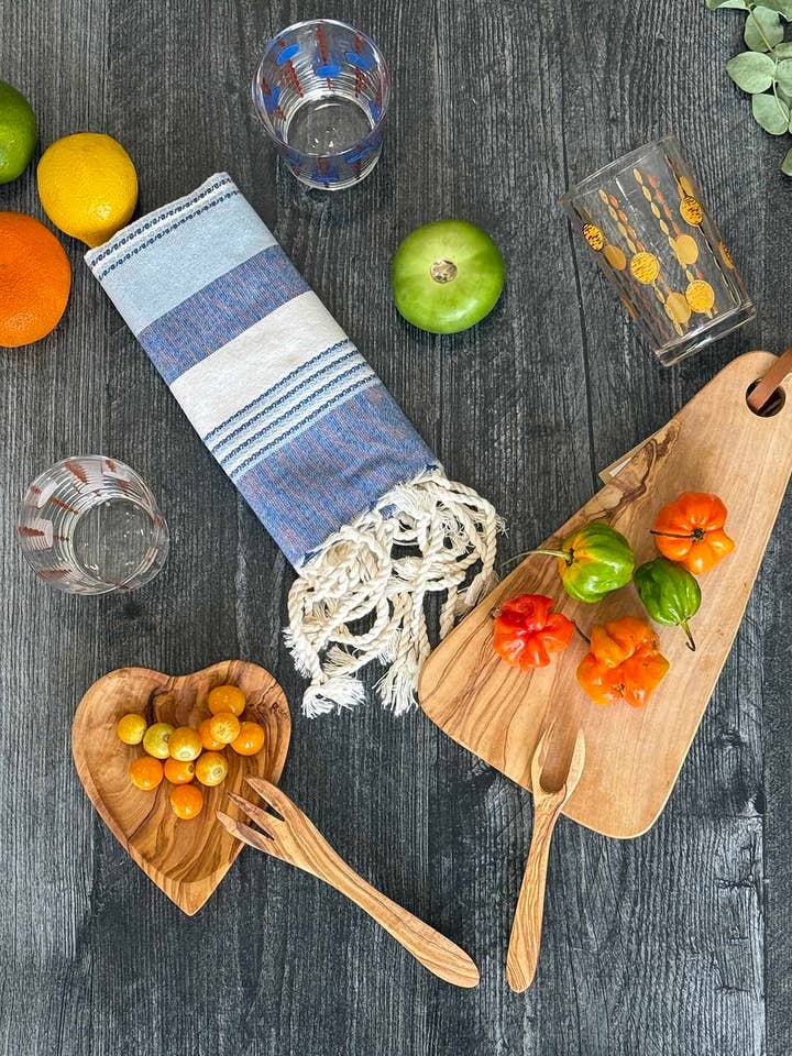 Olive Wood Ostbräda med läderrem Triangulär för wholesale av Scents and Feel