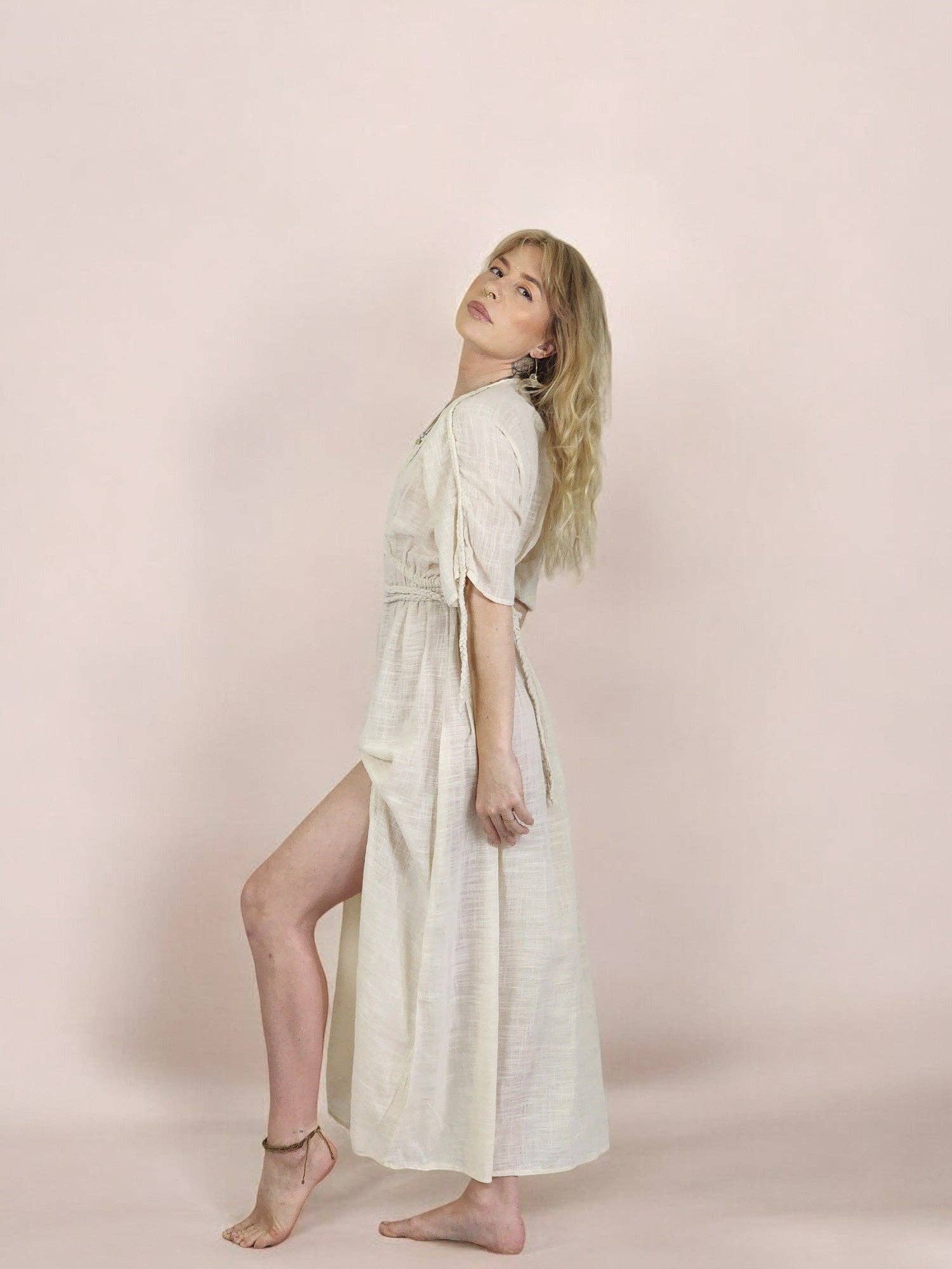 Sacred Ceremony – Engroshandel Kjole - Dame – Cream økologisk bomulds maxi-kjole med rebdetaljer fra Sacred Ceremony3