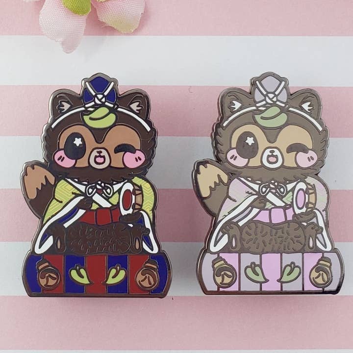 Batteur Tanuki : Épingles en émail d'animaux de Girl's Day pour la vente par Kittynaut