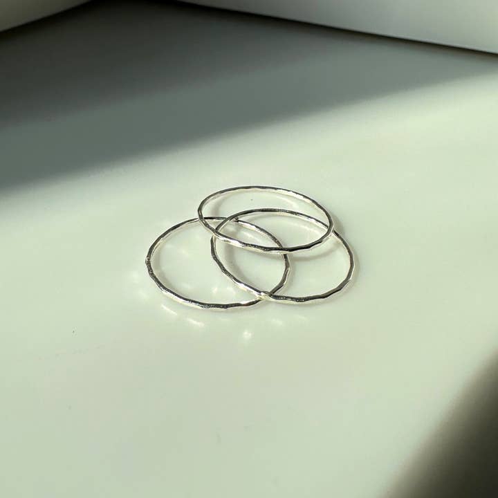 Sterlingsilverstaplingsring - Hamrad för wholesale av Zaffera Studios