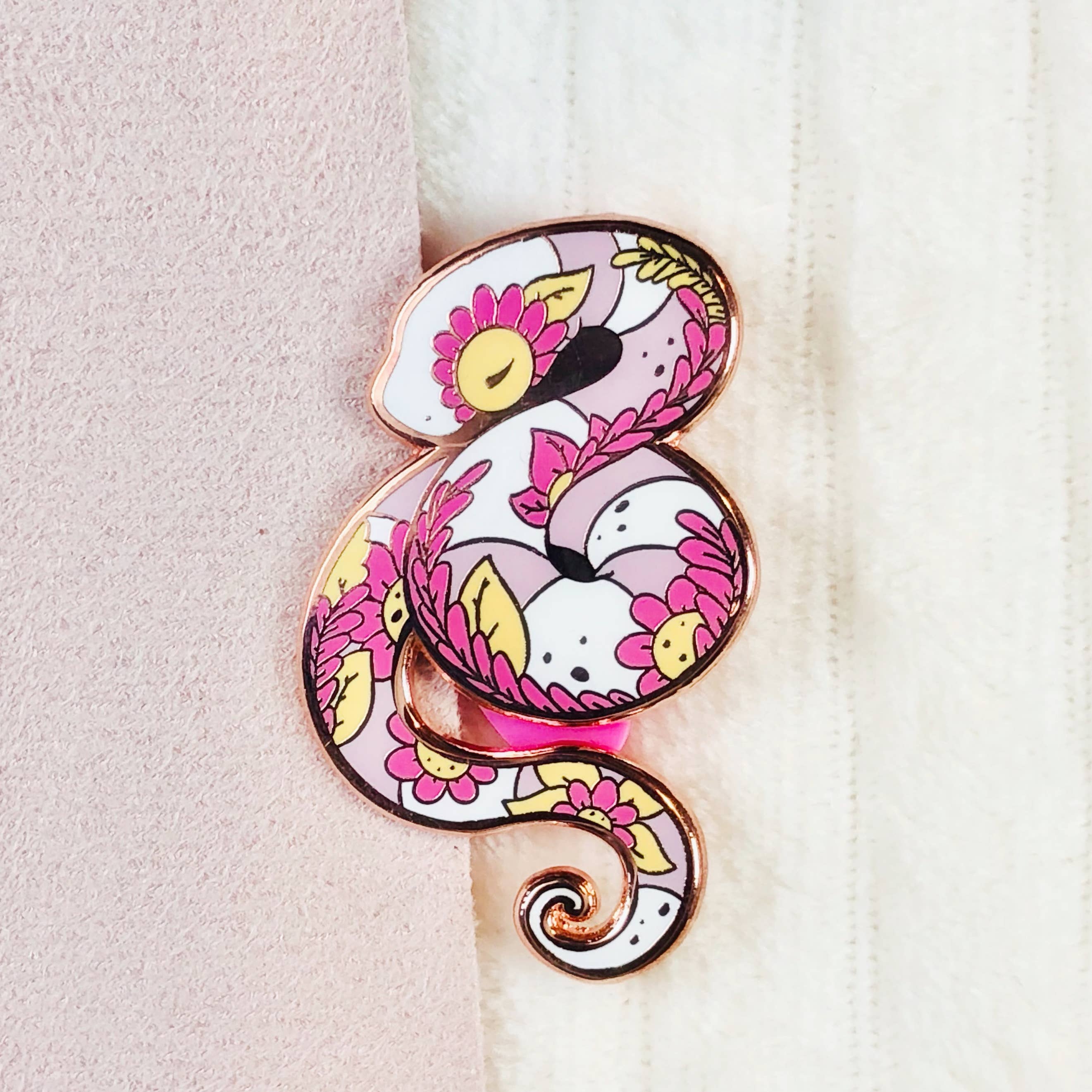 Evy Benita - Vente Épinglettes/boutons - Épinglette en émail Blossom Sea Krait3