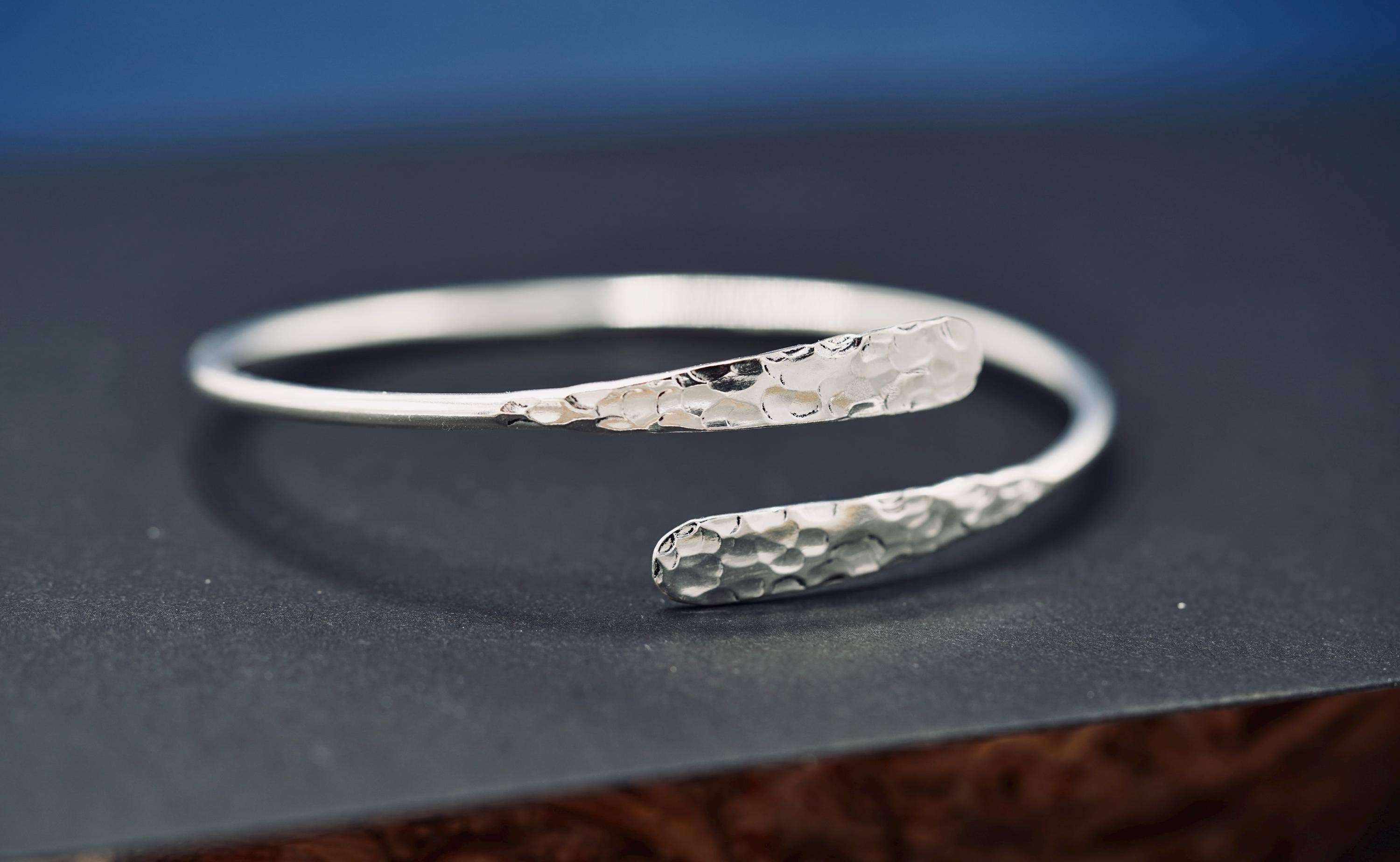 Kaali Boutique - Vendita all'ingrosso Bracciale a polsino - Bracciale in Argento Martellato, Bracciale Antiossidante13