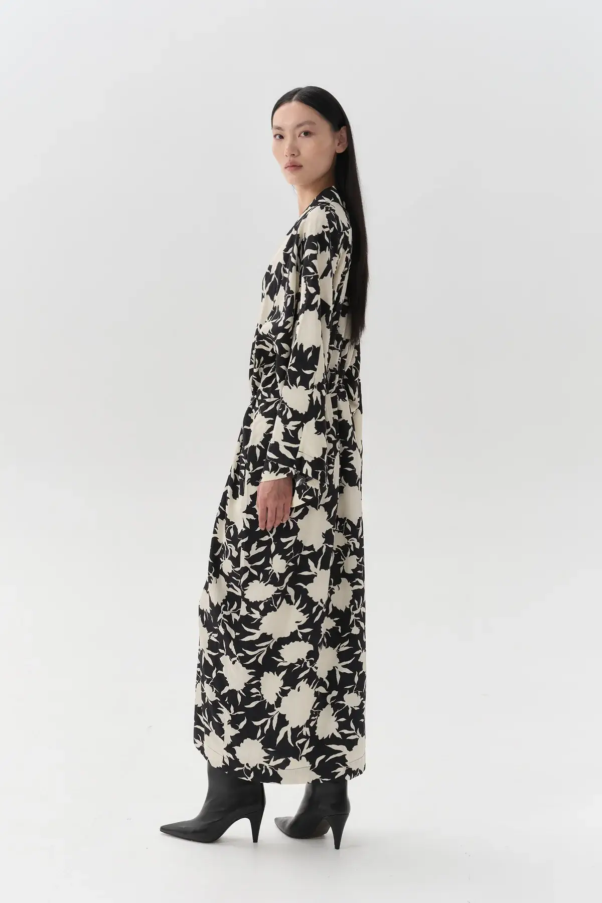 eikō ai – Großhandel Kimono – Damen – Margot Kimono in Schwarz und Weiß1