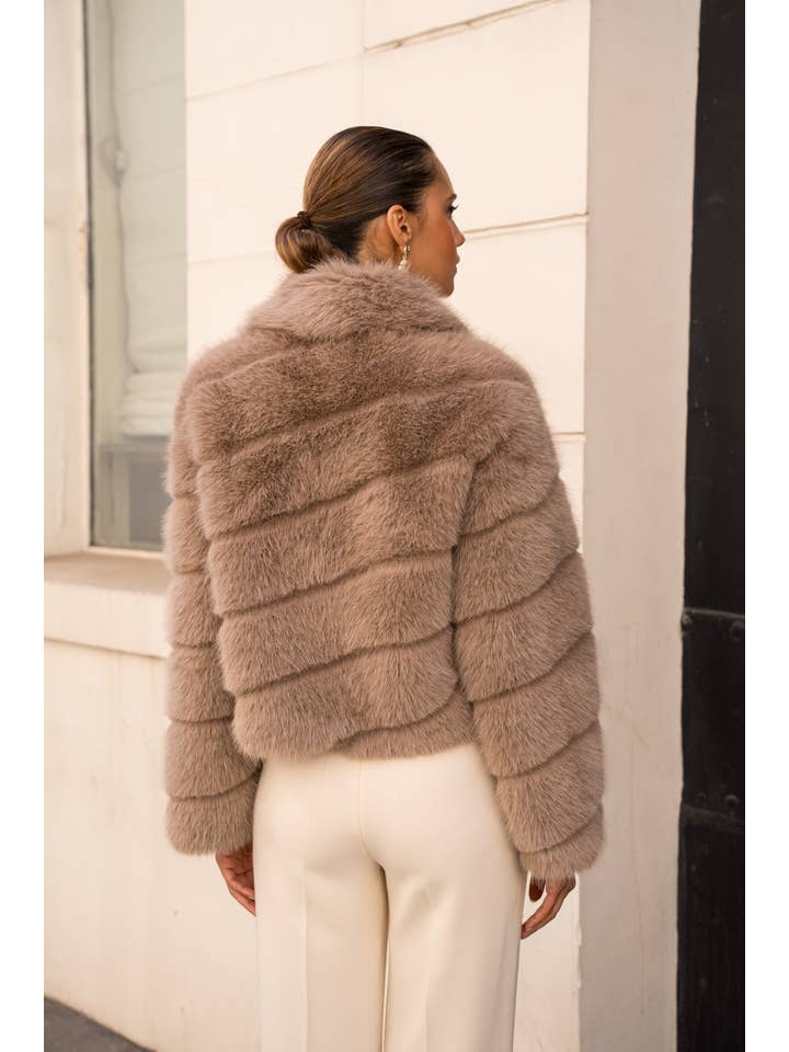 Attentif Paris - Wholesale Fur/Faux Fur Coat - Women's - Short faux fur coat with long hair and oblique stripes11