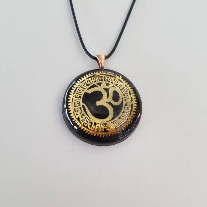 Orgonite® Anhänger - Om Aum Orgone® Amulett Anhänger mit Quarzkristall. Schutz vor EMF-/HF-Strahlung von Mobiltelefonen für den Großhandel von Spirit Elevations