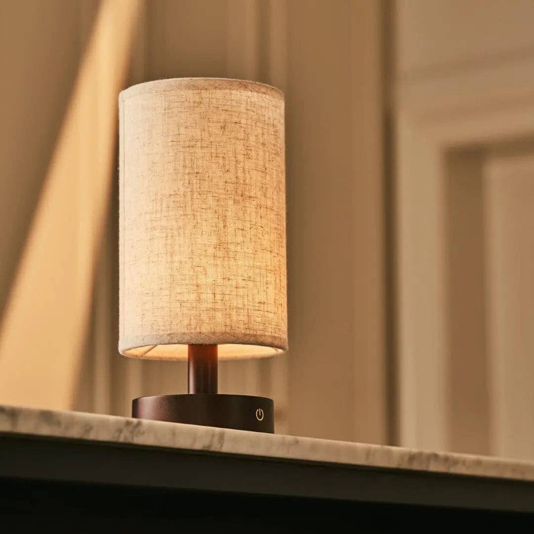 Tavellio - Vente Lampes d'appoint/de bureau - Lampe de table en bois sans fil Ben Dark Brown | Rechargeable, dimmable et jusqu'à 100 heures d'autonomie14