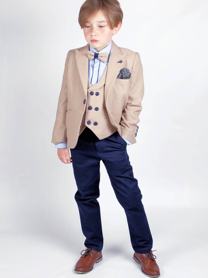 Henry - drengejakke i camel med marineblå bukser og vest, skjorte og butterfly for engroshandel hos BEAU KiD