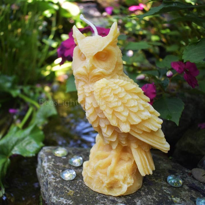 Grande bougie en cire d'abeille en forme de hibou pour la vente par Bees Light Candles