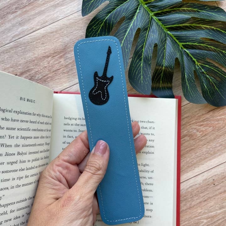 Segnalibro in pelle con disegno a chitarra, blu e nero per la vendita all'ingrosso da parte di Mally Designs