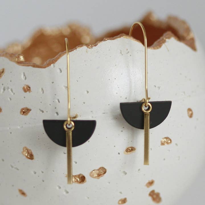 Boucles d'oreilles Lune en laiton noir et barre dorée | Petit pour la vente par Kaiko Studio