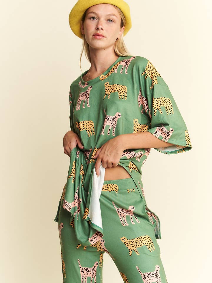 JADE BY JANE – Großhandel Loungewear-Set – Damen – Set aus Oberteil und Hose mit Gepardenmuster17