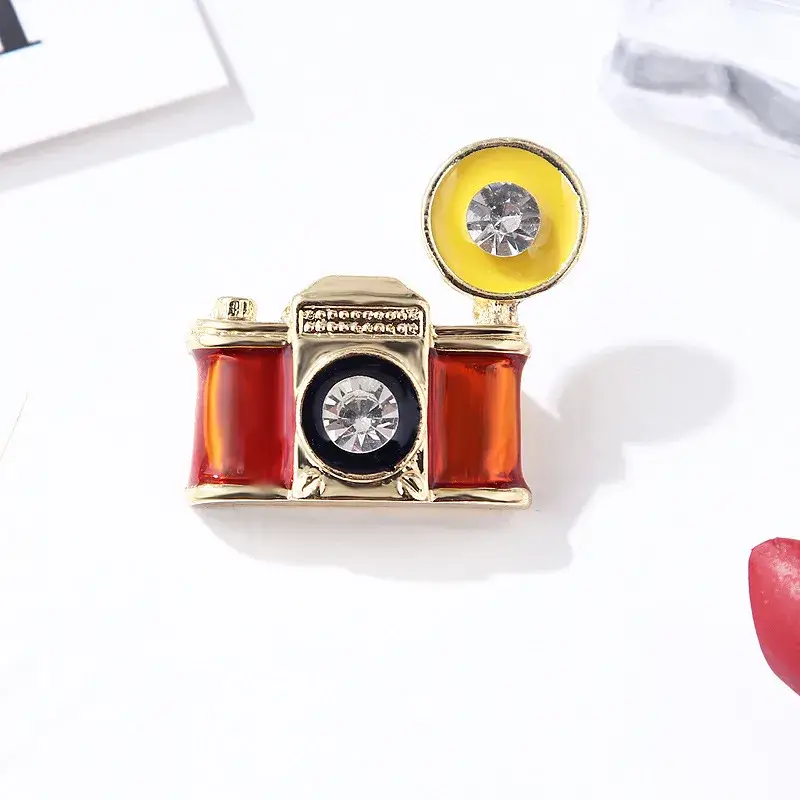 Magnifique Hearts – wholesale Brooch – Retro Camera Rhinestone Brooch – Vintage Jewelry Pin1