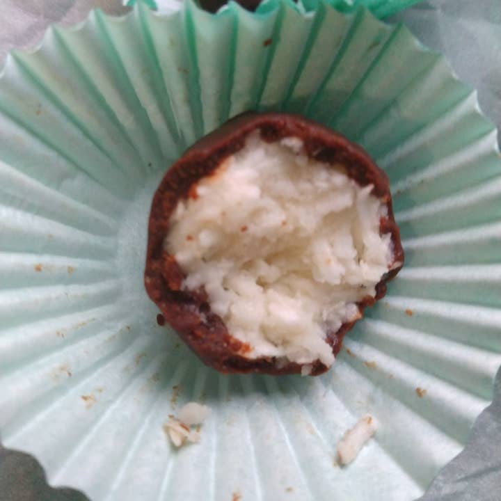 Boules de chocolat à la noix de coco sans produits laitiers pour la vente par Allergy Eatables