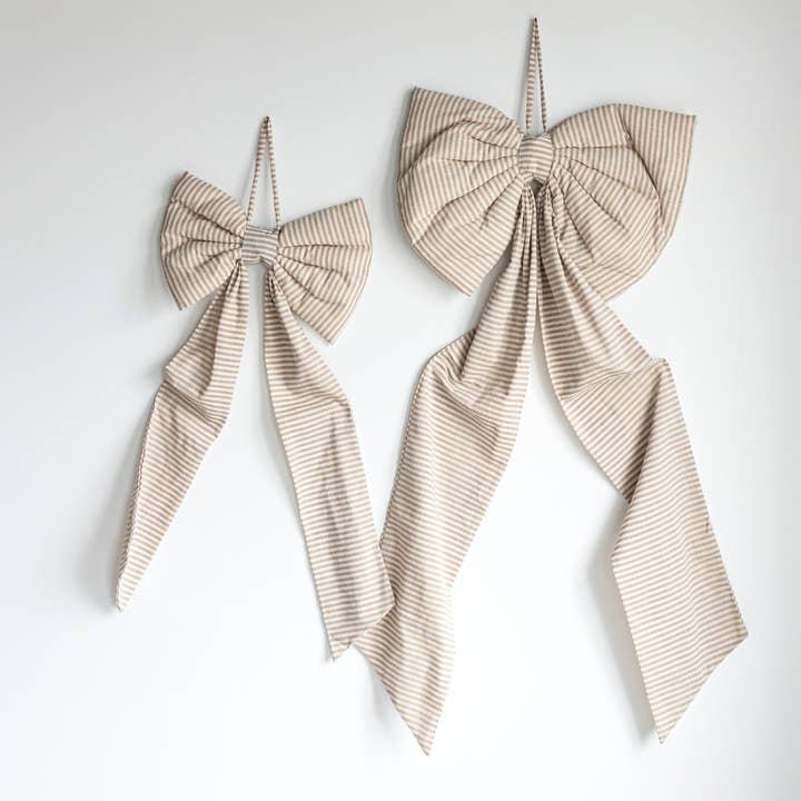 Nœuds en tissu rayé beige sable surdimensionné pour la vente par Luxe B Co