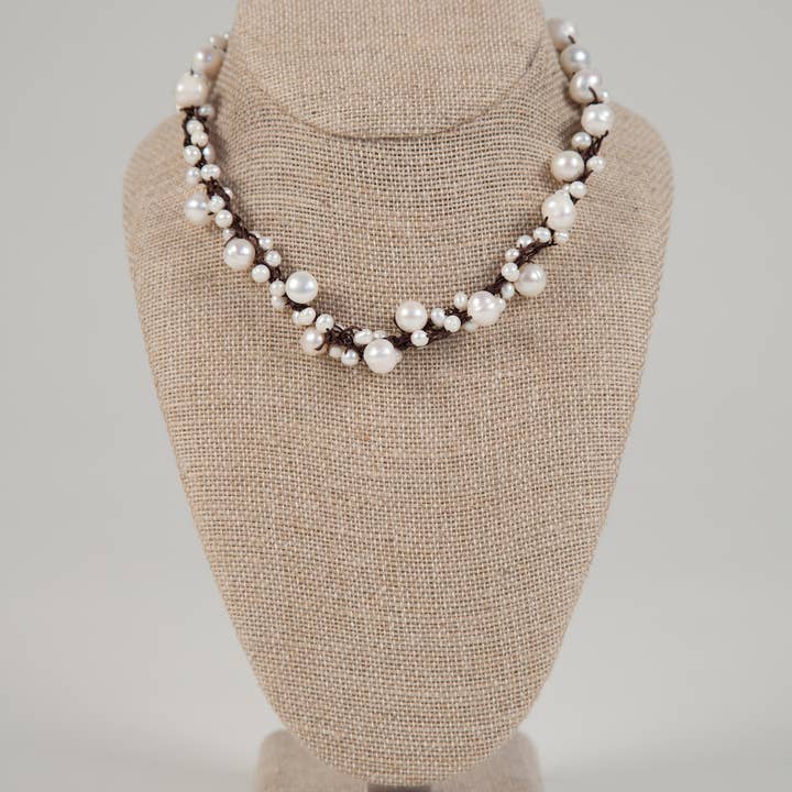 Crossroads Accessories Inc - Vendita all'ingrosso Collane di perline/perle - Collana con perle bianche su cordoncino di lino cerato annodato