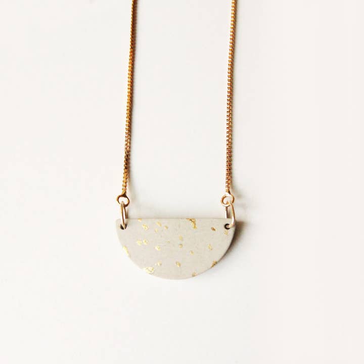 Collier en béton semi-circulaire - gris pour la vente par Doty Chou Objects