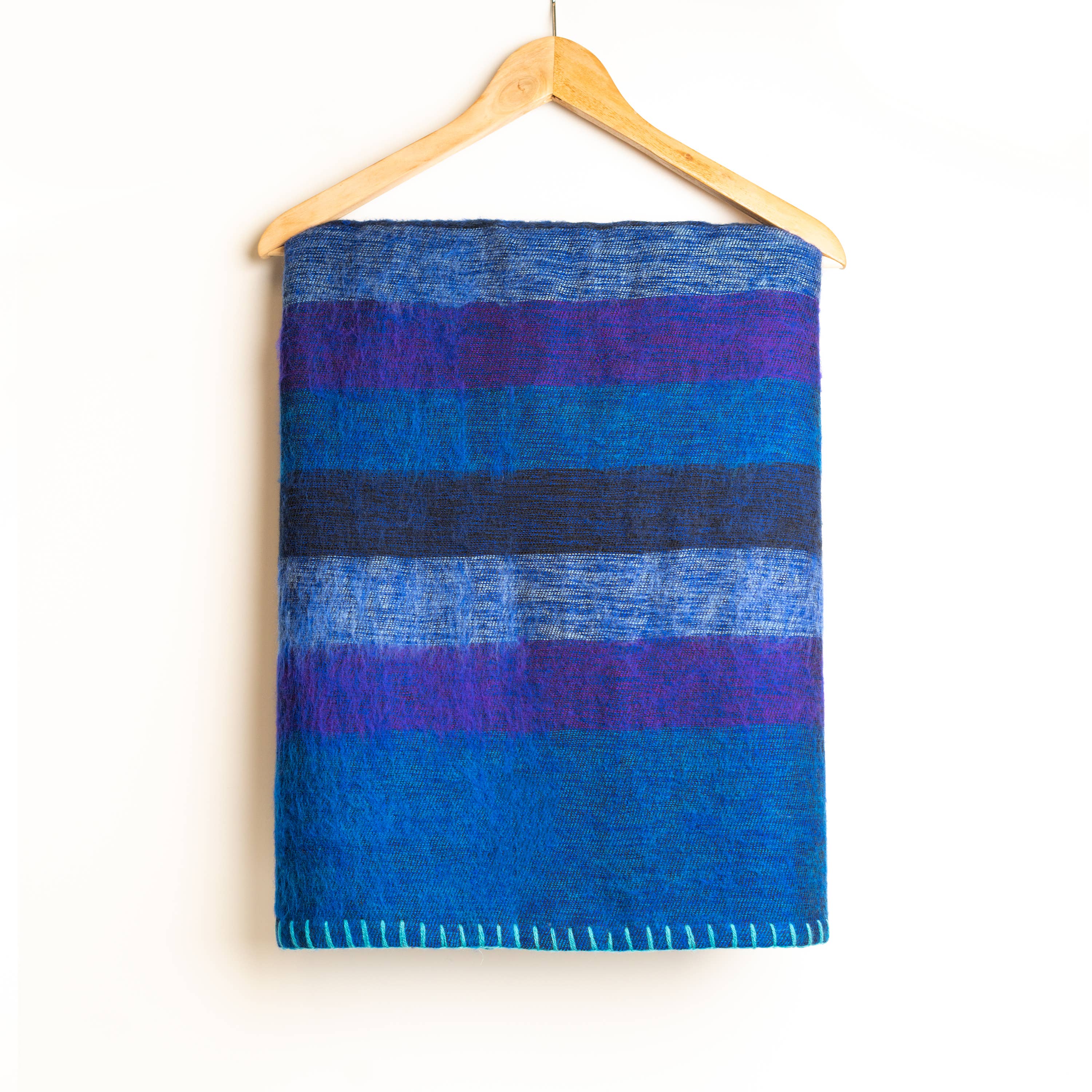 ART HIMALAYAN TRADING LTD - Venta al por mayor Mantas de sofá - Manta de viaje de lana de yak extra suave de 46 x 90 pulgadas hecha a mano 4