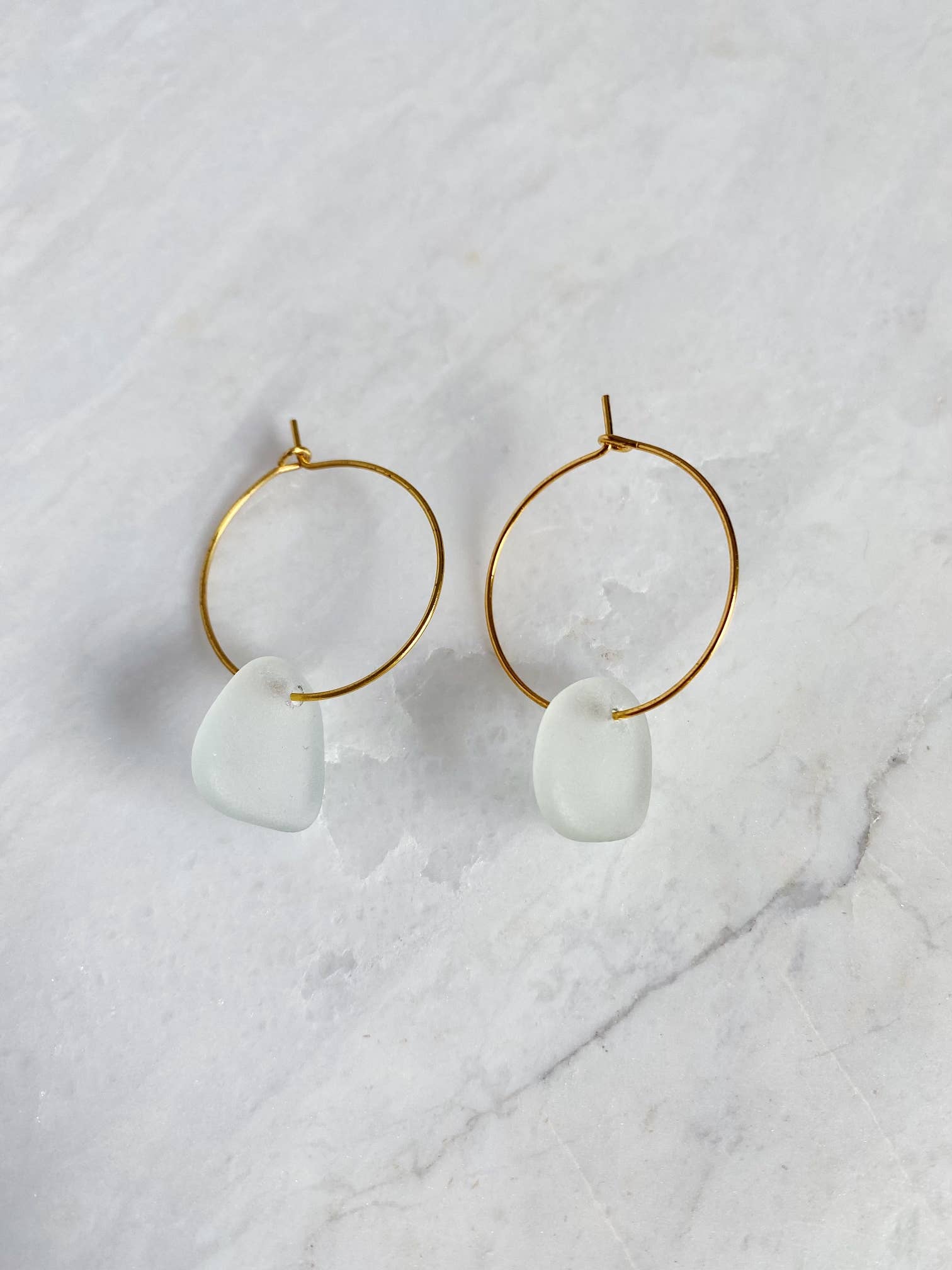 Salt & Pine - Vendita all'ingrosso Orecchini a cerchio - Orecchini a Cerchio in Vetro di Mare da 1 Pollice — Gioielli Artigianali Costieri