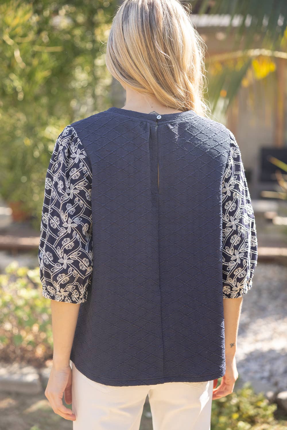 VOY – Engroshandel Bluse - Dame – 35237 Blomstret Broderet Ærme Struktureret Strikbluse4