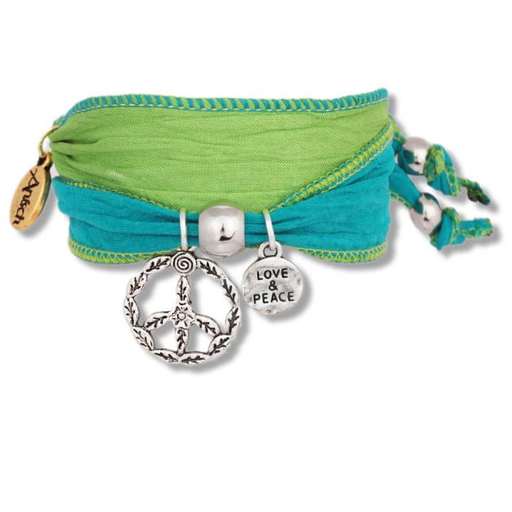Love & Peace — Bracelet en soie vert émeraude en tissu sari pour la vente par Anísch de la Cara
