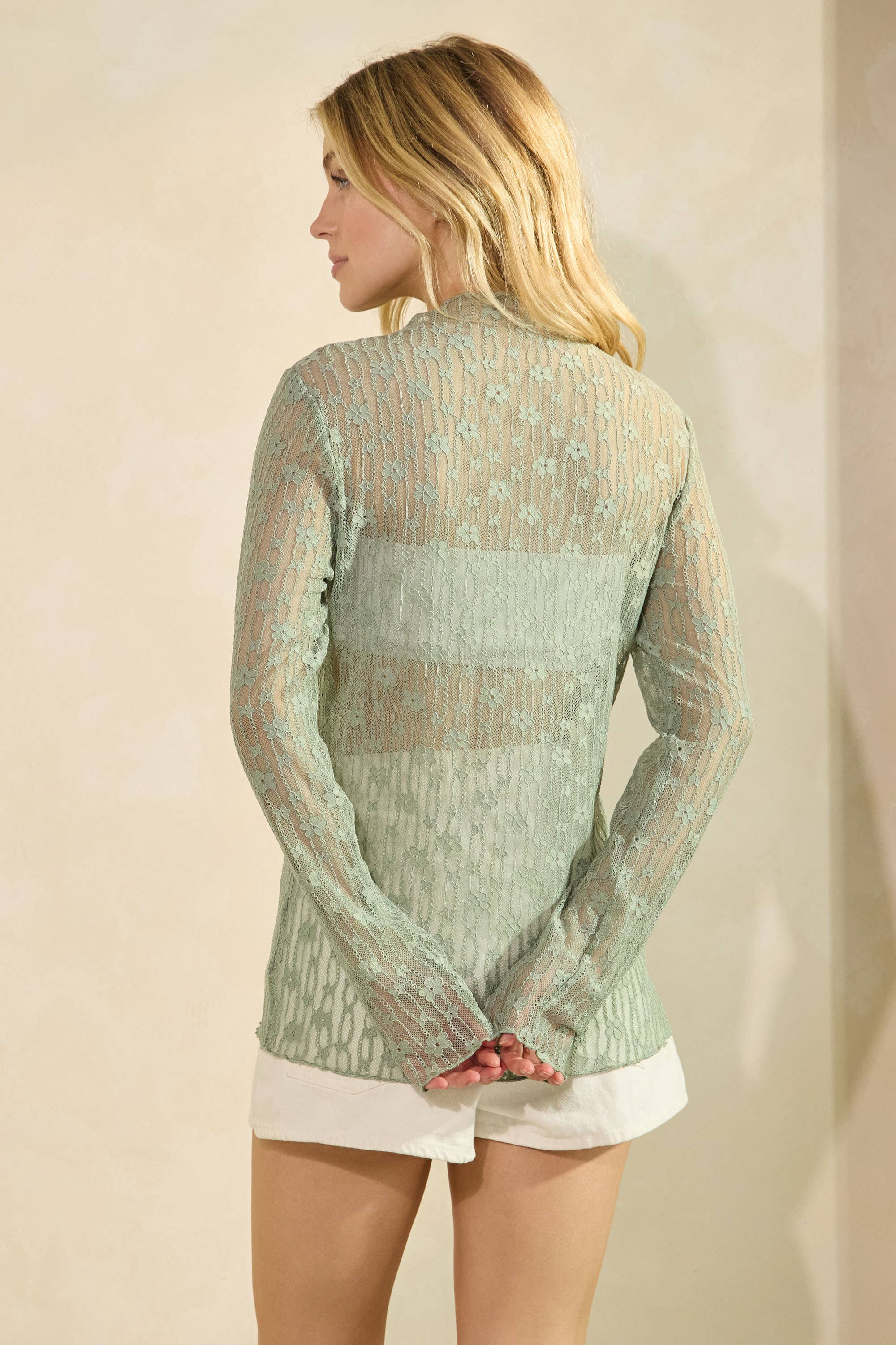 Sewn and Seen - Wholesale Blouse - Dames - SHEER BLOEMENKANTEN TOP MET LANGE MOUWEN19