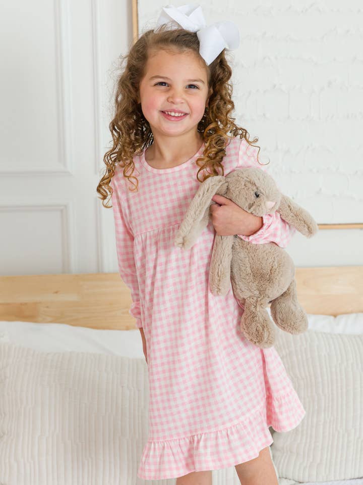 Chemise de nuit à volants à manches longues en vichy rose pour filles SoftSnooze™ pour la vente par RuffleButts + RuggedButts