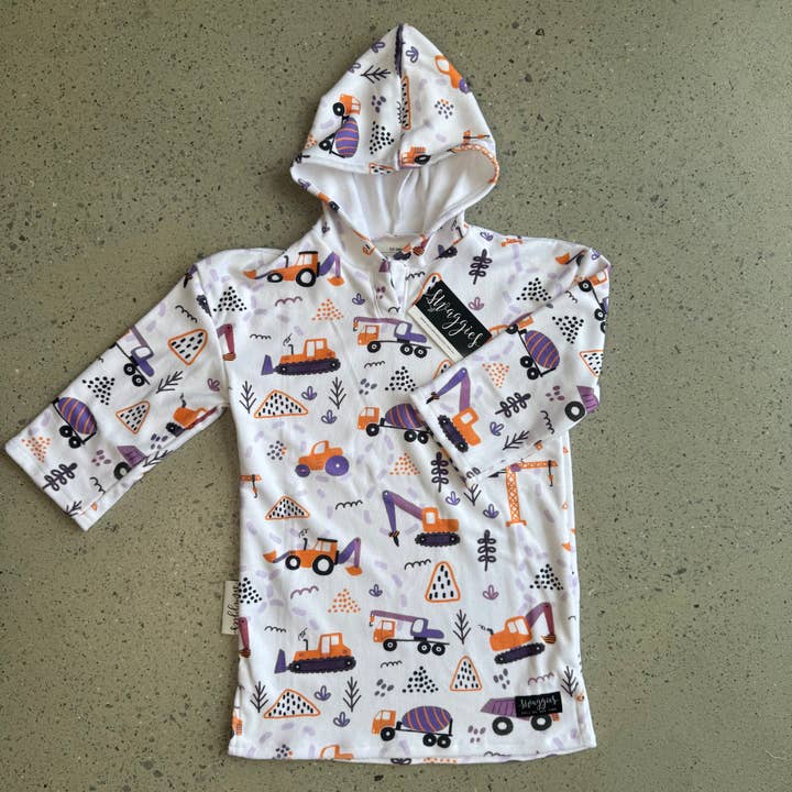 TOALHA COM CAPUZ CRASH CONSTRUCTION por atacado de Daycare Swaggies