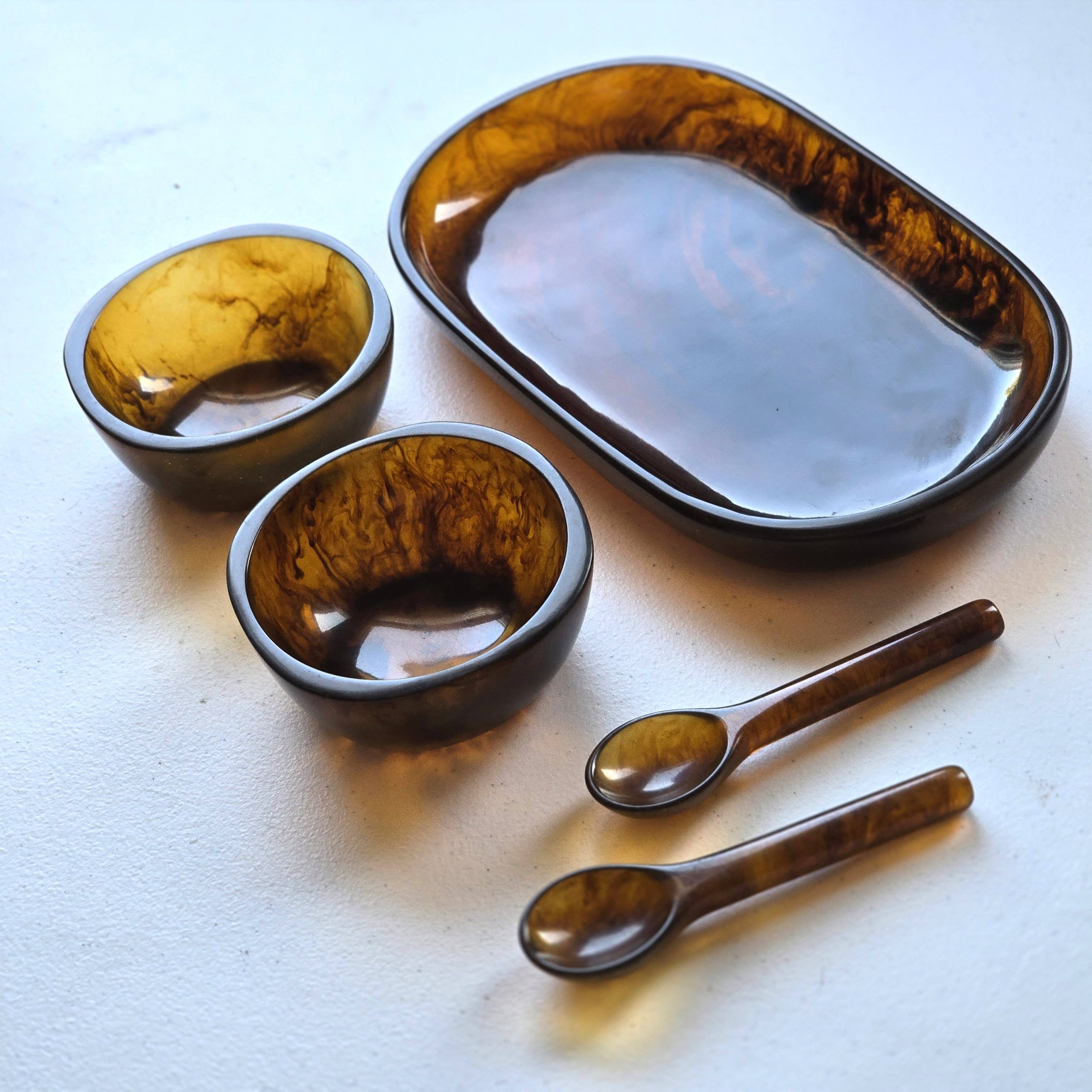 Gibb & Daan – Engroshandel Serveringsbakke – Lille serveringsbakke med 2 skåle og skeer - Håndhældt harpiks1