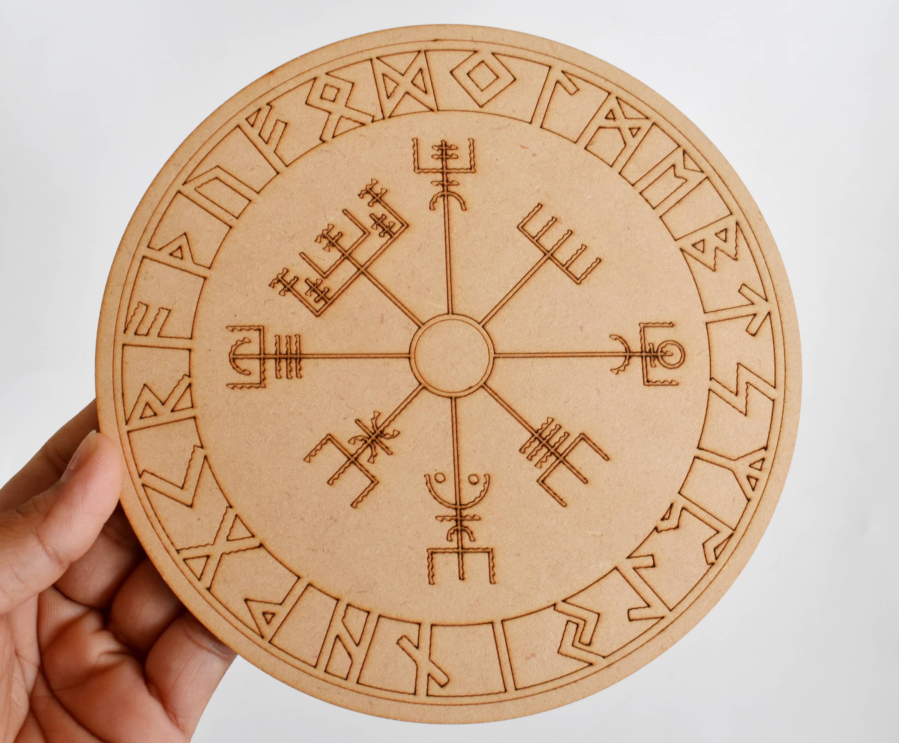 Soothing Crystals – Engroshandel Krystalgitter – Norse Runes Crystal Grid Board, træ 6 „Vegvisir plade1