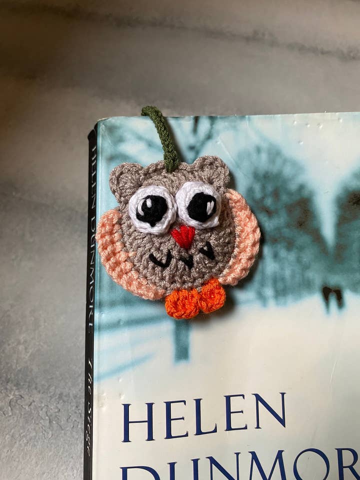 Marque-page crochet hibou fait main avec pompon pour la vente par Honey Art and Nature