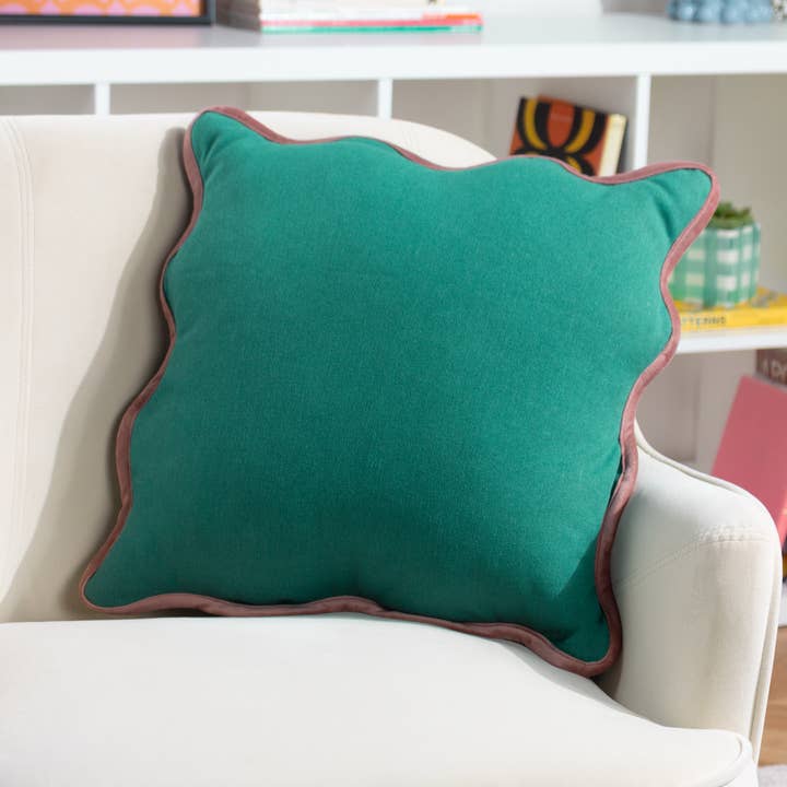 Coussin réversible Wiggle vert/rose pour la vente par Riva Home