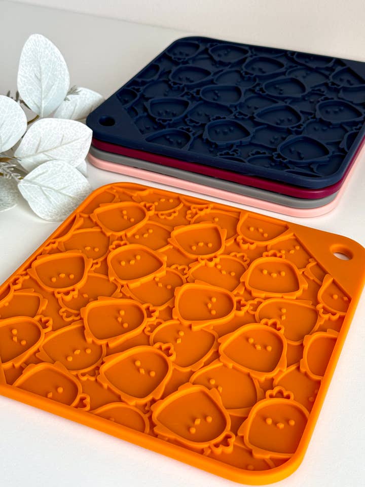 Schleckmatte Chicken Party, Lick Mat Dog, Feeding Mat Dog for wholesale by Doggotique