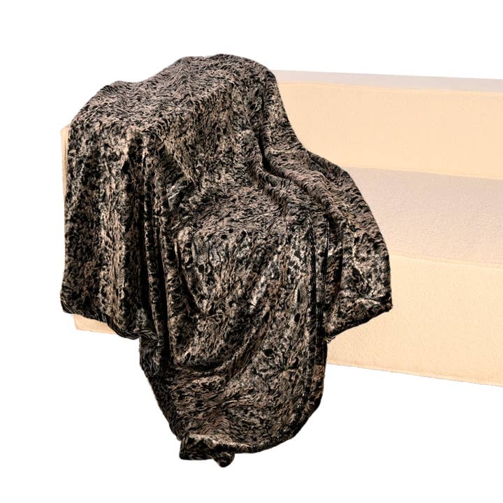 Plaid en fausse fourrure noire et grise argentée pour la vente par DECO DECOR