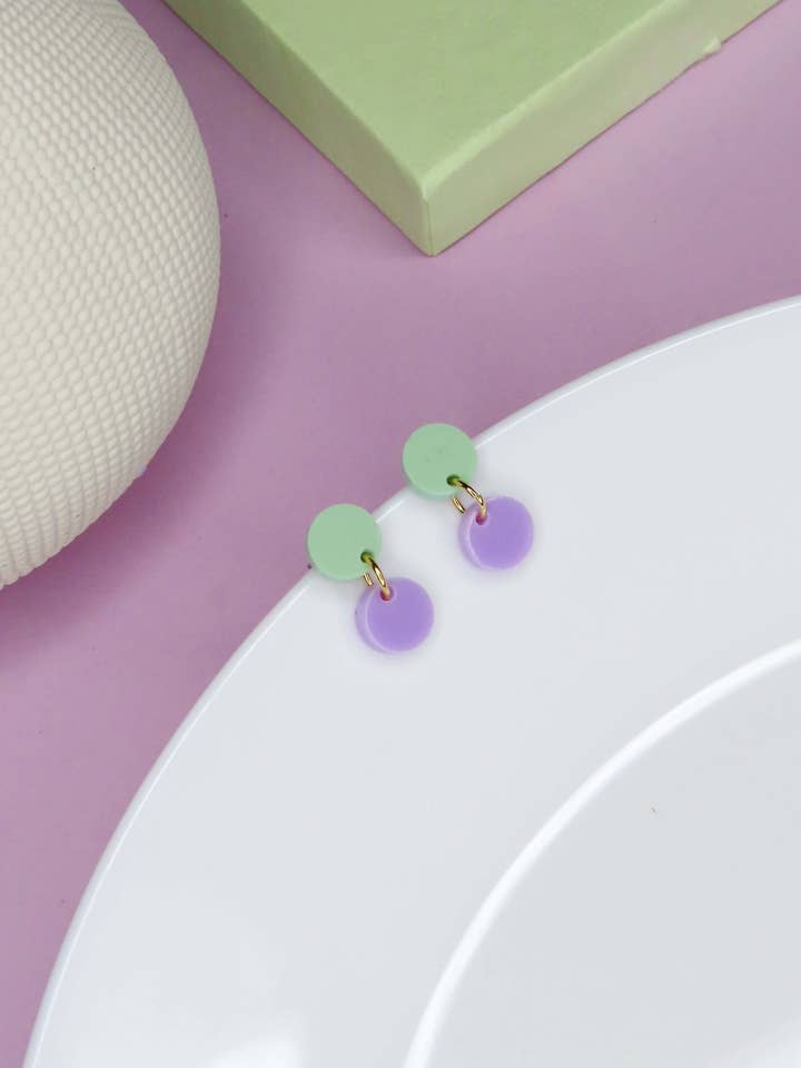 Boucles d’oreilles en acrylique à pois vert clair et lilas pour la vente par Niemalsmehrohne