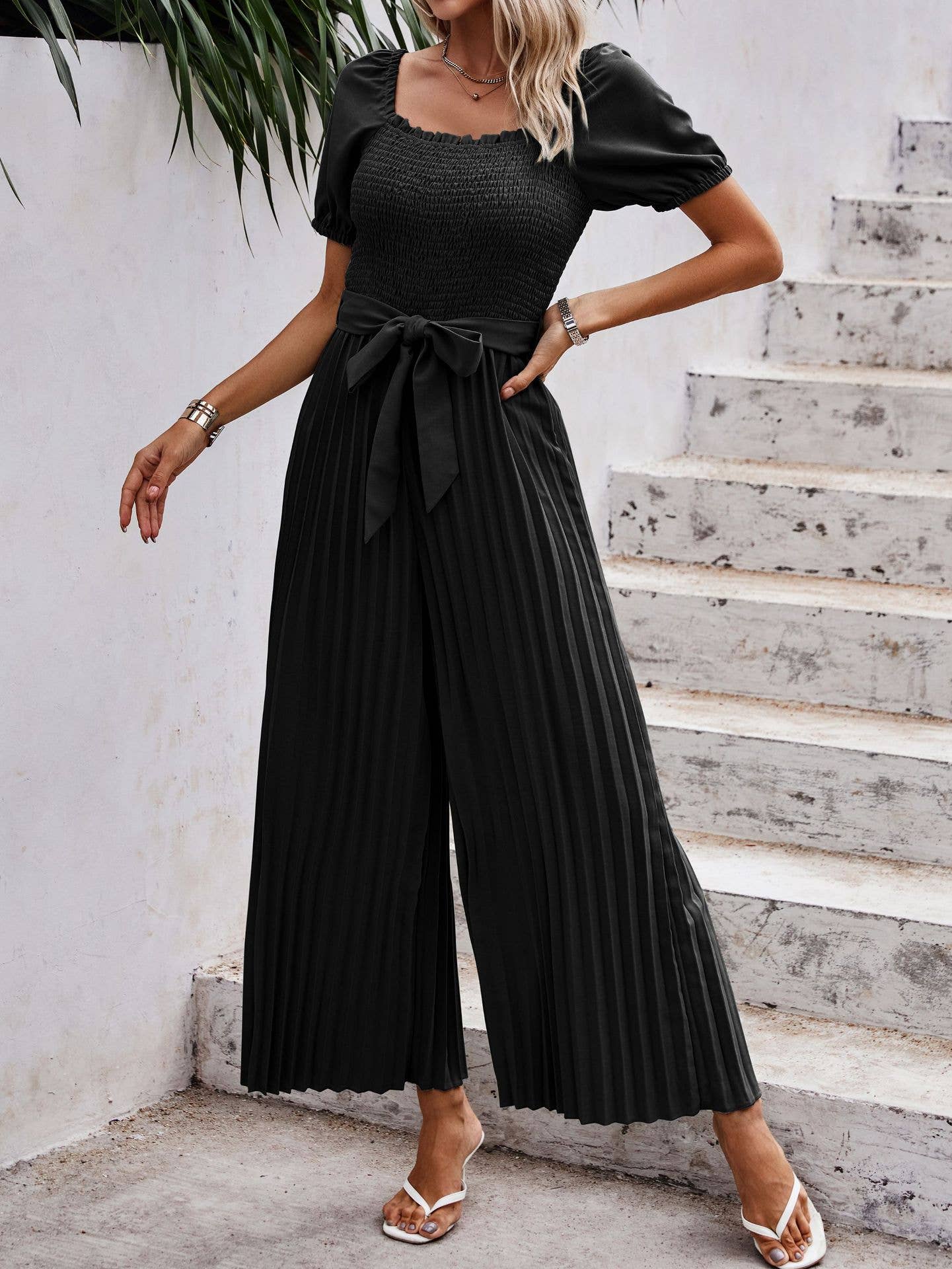 eLook – Großhandel Jumpsuit – Damen – SZ1-J6243 Gemusterter, plissierter Jumpsuit mit Gürtel1