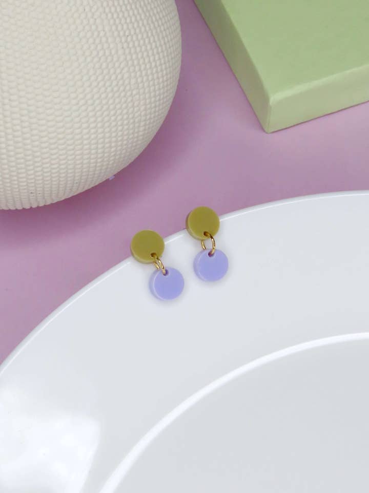 Orecchini in acrilico a cerchio puntinati color lilla sabbia per la vendita all'ingrosso da parte di Niemalsmehrohne