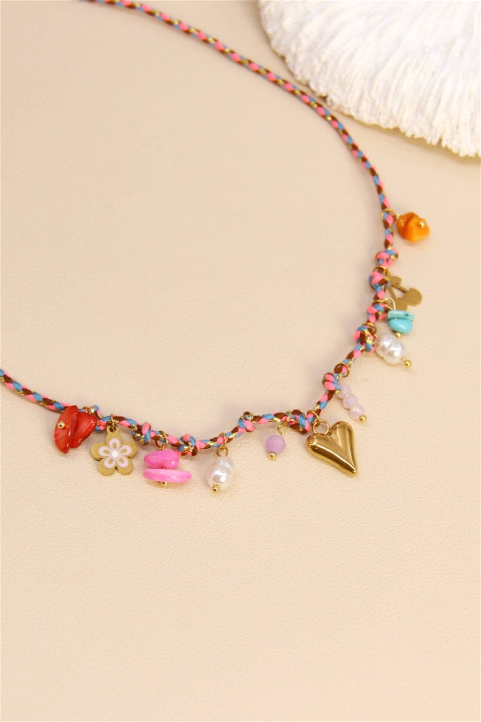 BELLISSIMA BIJOUX – wholesale Hänge-/berlockhalsband – Halsband med hjärthängen – Glädjefull färgklick1