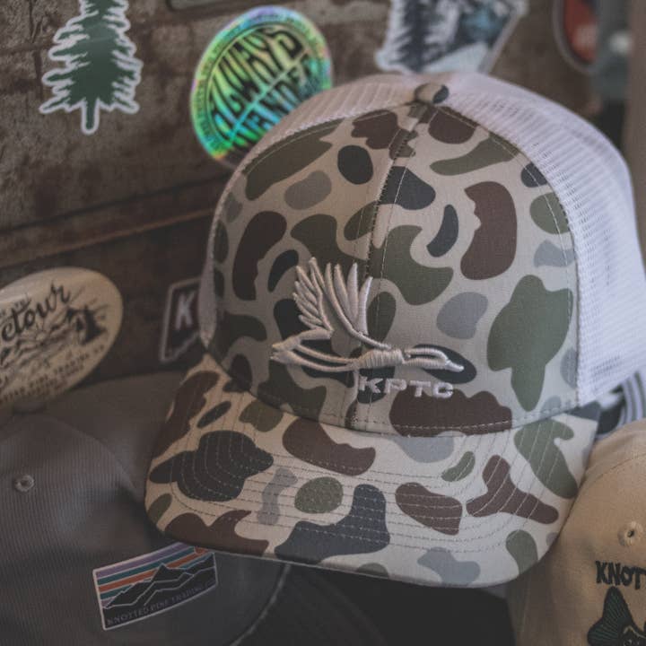Mallard - Cappello da camionista - Snow Camo per la vendita all'ingrosso da parte di Knotted Pine Trading Co.
