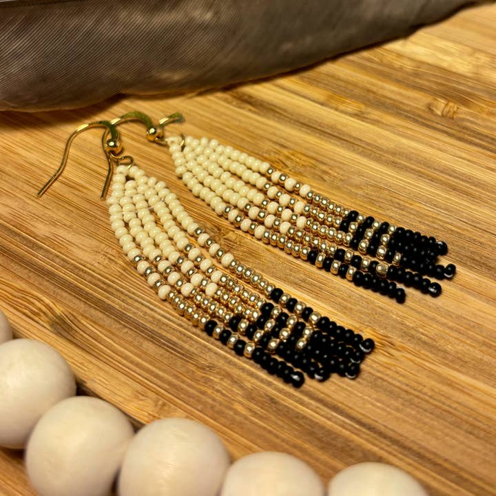 Golden Moon - Boucles d'oreilles perlées à la main pour la vente par Eagle Woman Prints